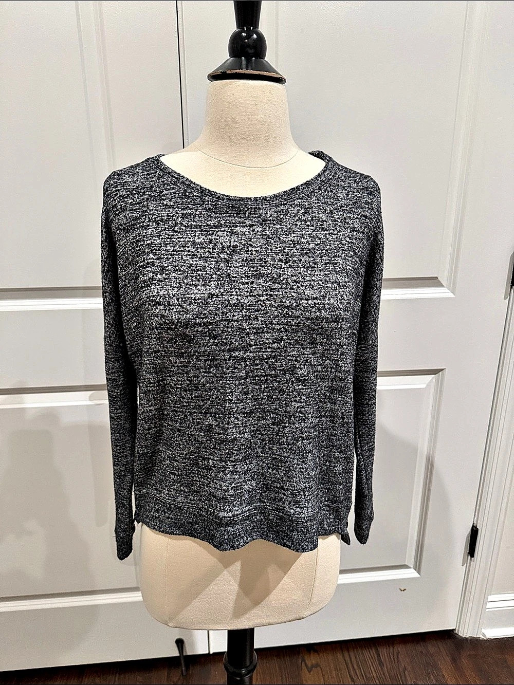 velvet by graham & spencer Long Sleeve Top in Gray & Black Size XS Like New